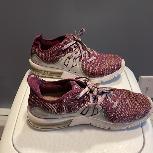 Nike Air Max size 7 Maroon red with gray knit top sneakers - Picture 4 of 5